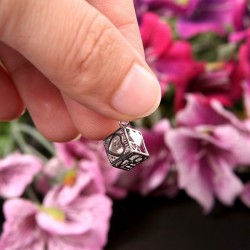 Pendentif en forme de Cubes, doté de petit coeur dessinés sur chaque face de ce dernier, plaqué argent