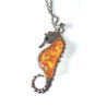 Pendentif Hippocampe métal argenté et ambre synthétique