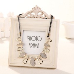 Collier métal avec ses plaques en strass de Bohème blanc