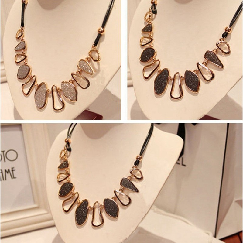 Collier métal avec ses plaques en strass de Bohème blanc