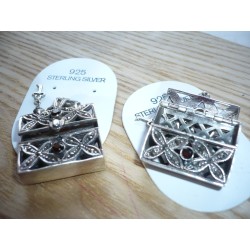 Bijou de sac en argent .925 Il s'ouvre pour y glisser un secret. Réalisé en argent et pierres de marcassite. Prix 99€.