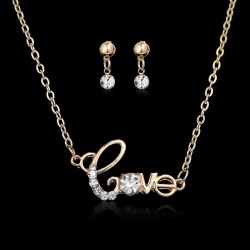 Parure collier avec son mot « Love » et ses strass + boucles d'oreilles argentées