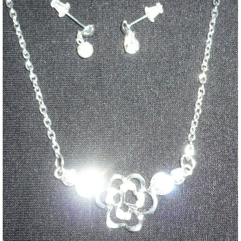 Parure avec collier en forme de fleur et ses strass + boucles d'oreilles argentées