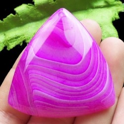 Pendentif triangulaire en agate rose monté avec sa bélière||Pendentif triangulaire en agate rose monté avec sa bélière