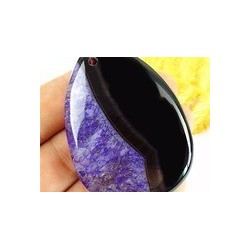 Pendentif en Agate violet et noir – 58 x 43 mm