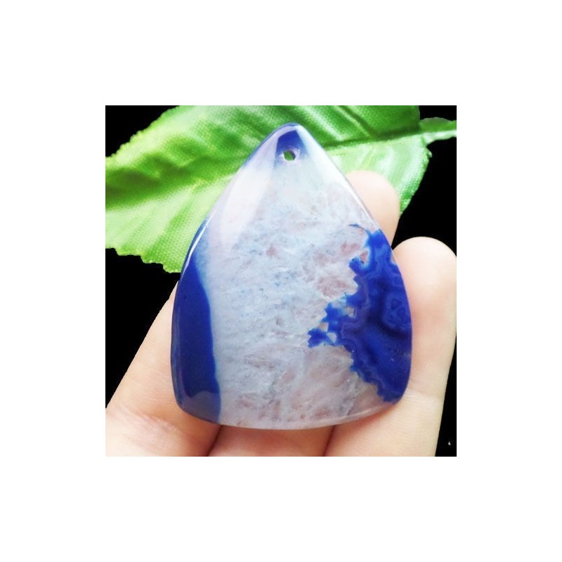 Pendentif en agate bleue et blanche druzy monté avec un anneau||Pendentif en agate bleue et blanche druzy monté avec un anneau