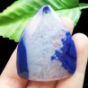 Pendentif en agate bleue et blanche druzy monté avec un anneau||Pendentif en agate bleue et blanche druzy monté avec un anneau