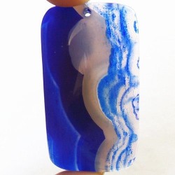 Pendentif en agate bleue et blanche monté avec sa bélière||Pendentif en agate bleue et blanche monté avec sa bélière