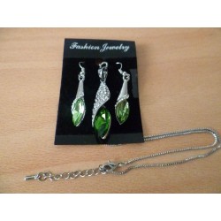 Jolie paire de boucles d'oreilles "éclat de cristal " et son pendentif.

Matériaux utilisés: Cristal vert, strass

Parure li