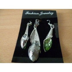 Jolie paire de boucles d'oreilles "éclat de cristal " et son pendentif.

Matériaux utilisés: Cristal vert, strass

Parure li