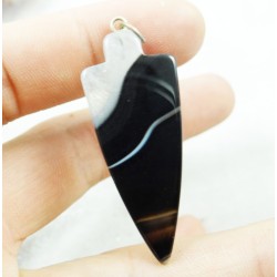 Pendentif flèche en Agate noire et blanche – 48 x 27 mm