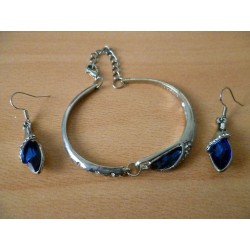 Joli bracelet  "éclat de cristal " et es boucles d'oreilles assorties.
Matériaux utilisés: Cristal bleu, strass sur métal argen