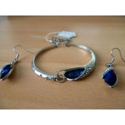 Joli bracelet  "éclat de cristal " et es boucles d'oreilles assorties.
Matériaux utilisés: Cristal bleu, strass sur métal argen