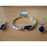 Joli bracelet  "éclat de cristal " et es boucles d'oreilles assorties.
Matériaux utilisés: Cristal bleu, strass sur métal argen