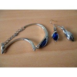 Joli bracelet  "éclat de cristal " et es boucles d'oreilles assorties.
Matériaux utilisés: Cristal bleu, strass sur métal argen