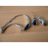 Joli bracelet  "éclat de cristal " et es boucles d'oreilles assorties.
Matériaux utilisés: Cristal bleu, strass sur métal argen