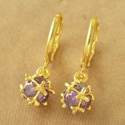 Plaqué or pour ces Boucles d'oreilles zirconium violet "en cage"